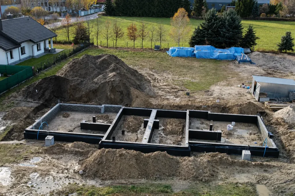 Ściany fundamentowe z izolacją przeciwwilgociową – etap stanu zero, realizacja LEVEL