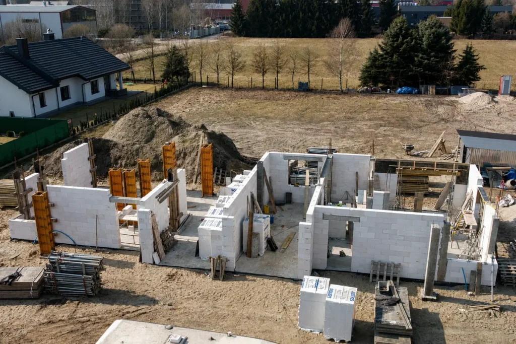 Murowanie ścian parteru i szalowanie słupów żelbetowych – realizacja LEVEL