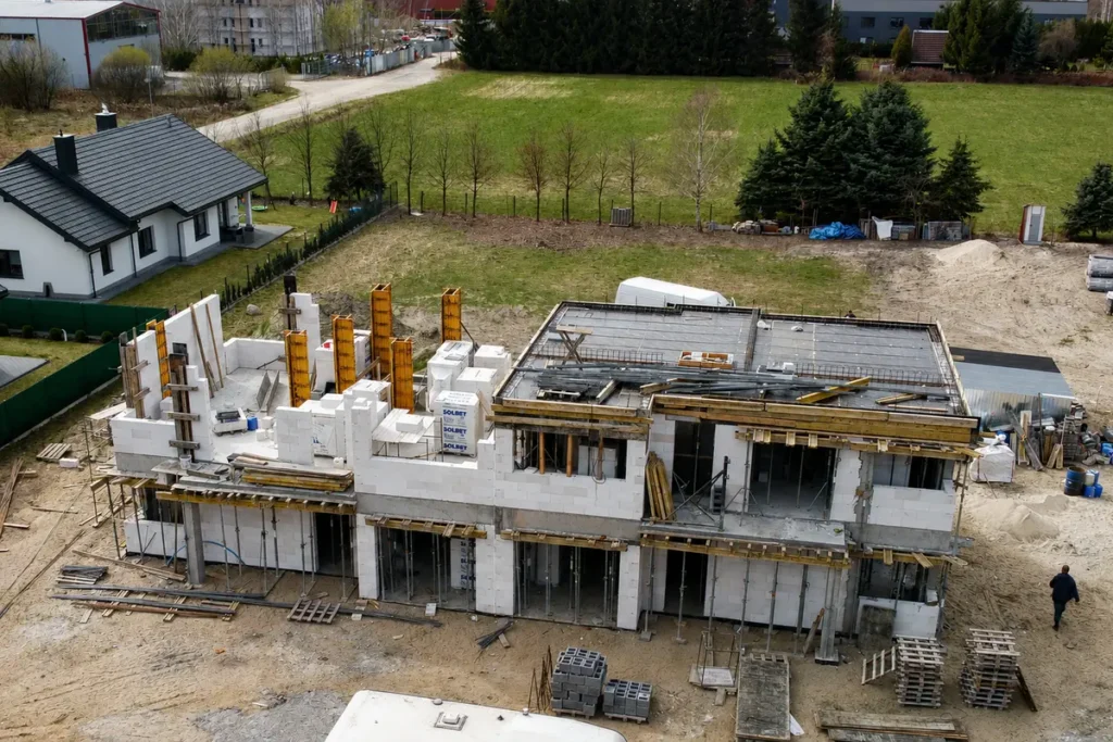 Strop żelbetowy i ściany piętra podczas budowy – realizacja LEVEL