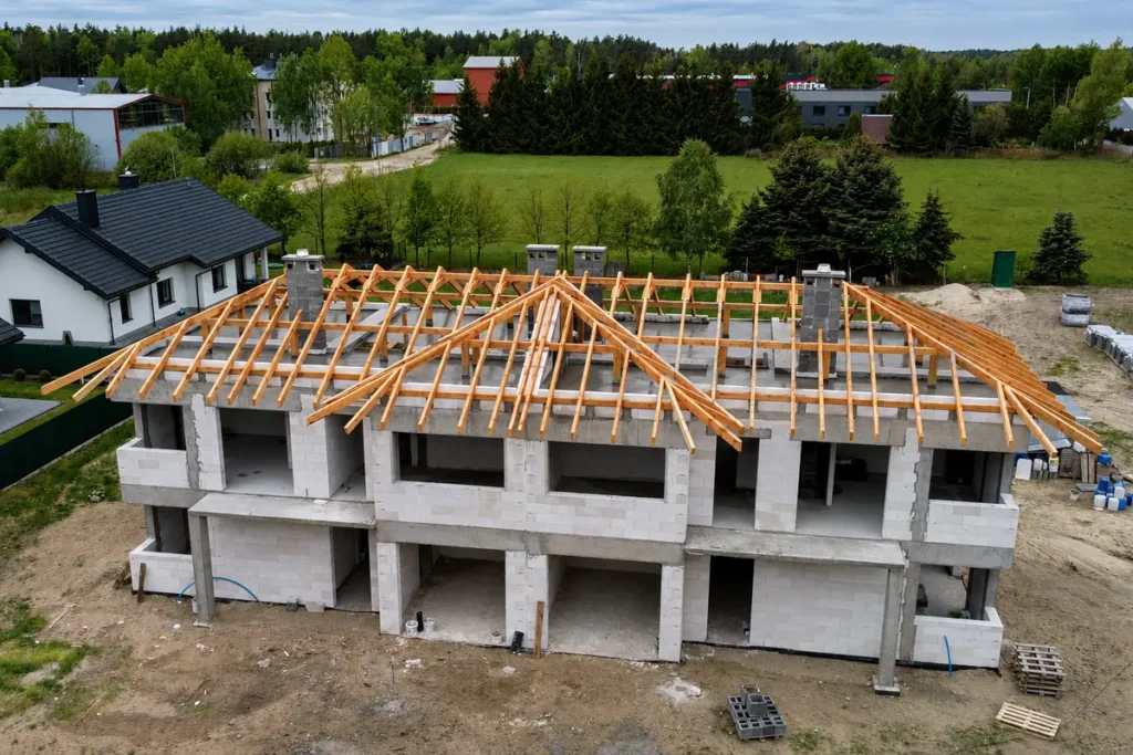 Montaż więźby dachowej na budynku mieszkalnym – realizacja LEVEL