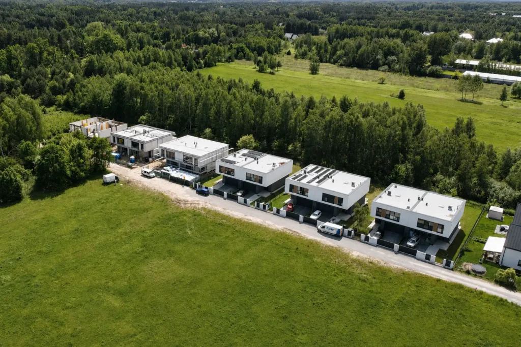 Osiedle domów jednorodzinnych realizowane etapami przez LEVEL – widok z drona