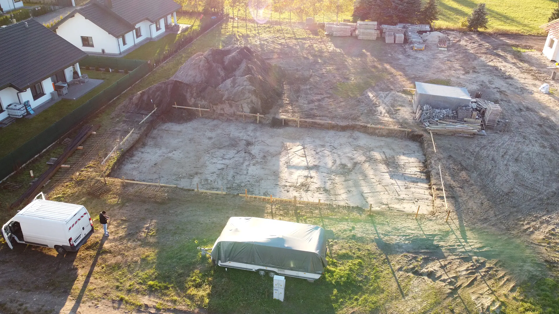 Przygotowanie wykopu, deskowania i zbrojenia pod ławy fundamentowe – 20 października 2025 r.