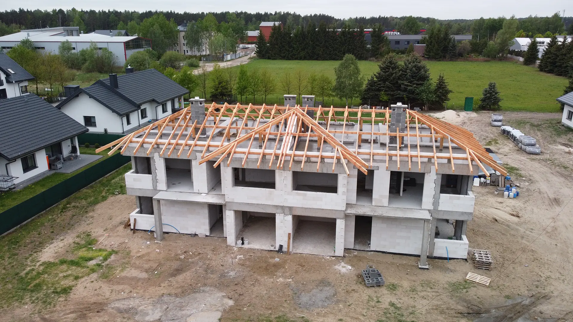 Wykonana więźba dachowa oraz kominy – końcowy etap stanu surowego otwartego, 18 maja 2026 r.