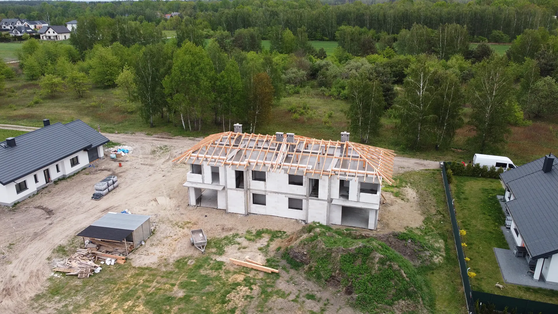 Stan surowy otwarty po zakończeniu ścian działowych, kominów i więźby dachowej – widok ogólny, 18 maja 2026 r.
