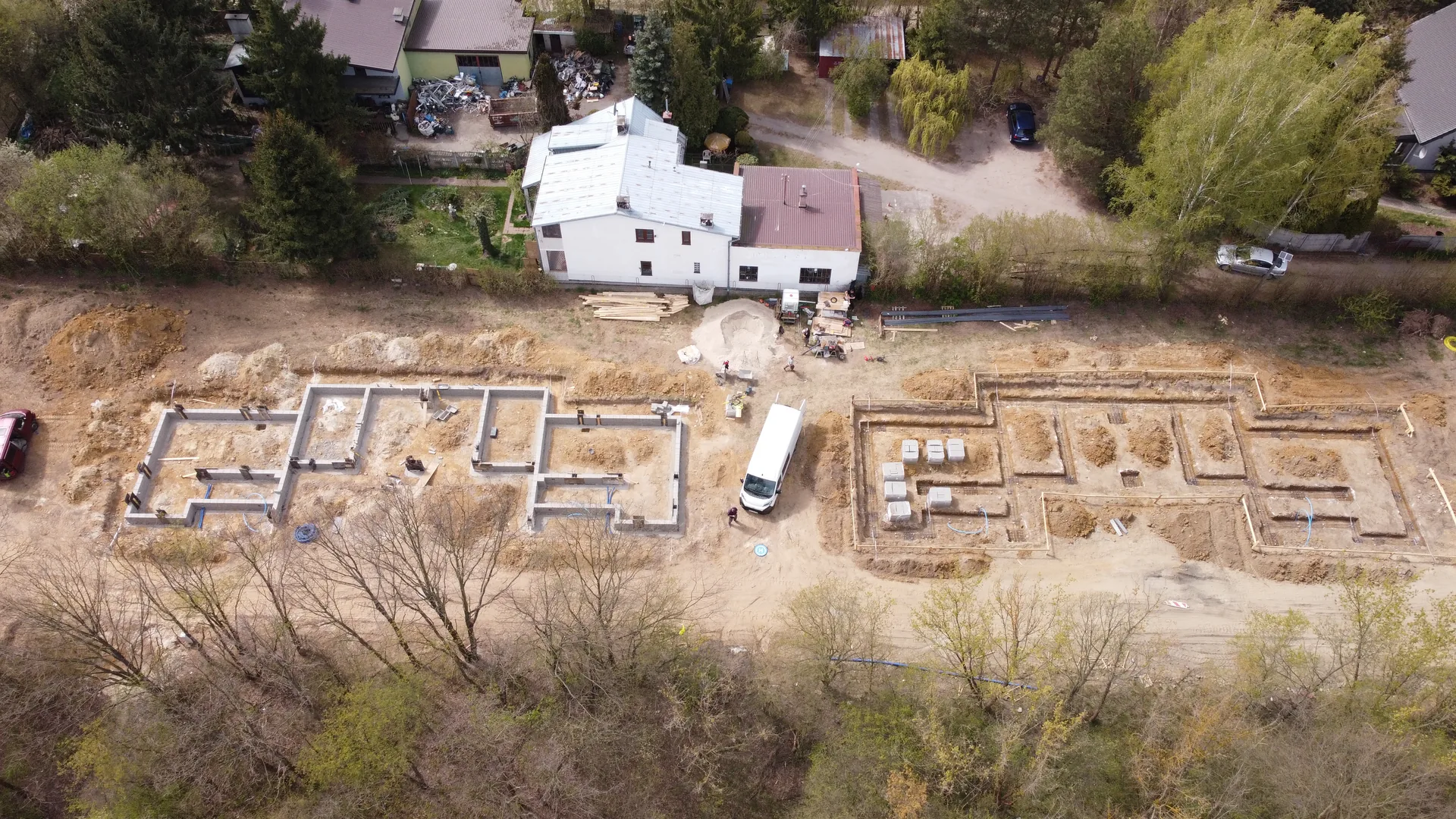 Ławy i ściany fundamentowe dwóch budynków dwulokalowych w Chotomowie – widok z drona