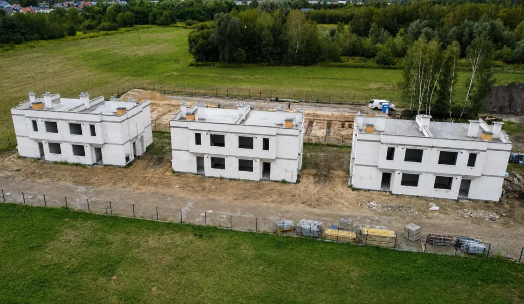 Trzy budynki dwulokalowe w stanie surowym otwartym – realizacja LEVEL