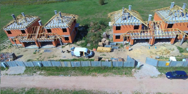 Cztery domy w Markach przy ul. Billewiczów z gotowymi więźbami dachowymi