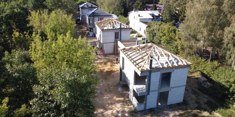 Więźby dachowe dwóch budynków dwulokalowych – realizacja LEVEL w Chotomowie