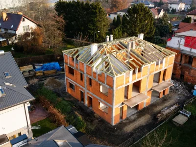 Budynek mieszkalny w stanie surowym podczas montażu więźby dachowej – realizacja LEVEL