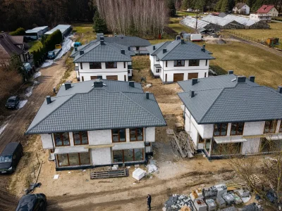 Cztery budynki mieszkalne z gotowym pokryciem dachowym i stolarką okienną – realizacja LEVEL