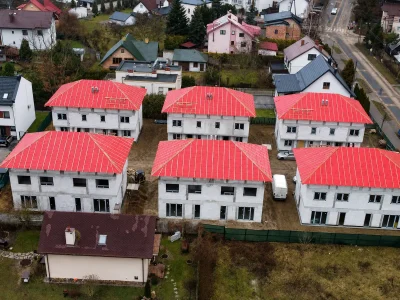 Sześć budynków dwulokalowych z wykonaną więźbą i membraną dachową – realizacja LEVEL