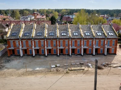 Zabudowa szeregowa w stanie surowym – montaż membrany, łat i okien dachowych – realizacja LEVEL