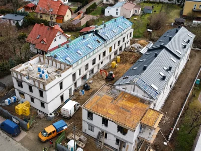 Zespół budynków wielorodzinnych podczas wykonywania stropów i pokryć dachowych – realizacja LEVEL